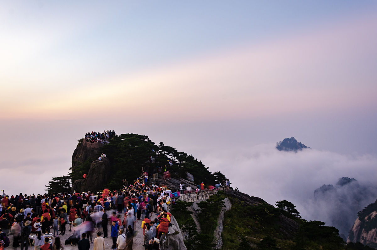 黄山景区为保护植被实行景点轮休制度，莲花峰天都峰每3-5年封闭一次