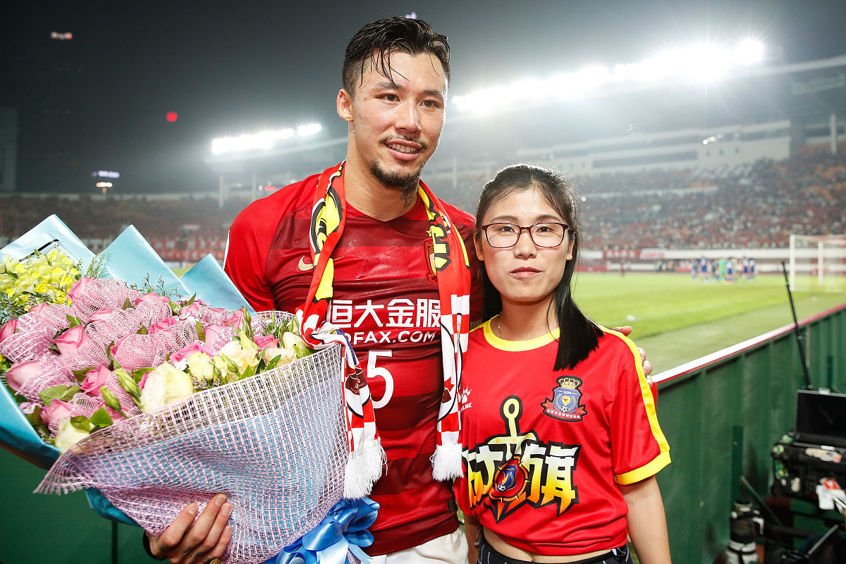 2017亚冠小组赛g组:恒大淘宝2-2水原 赛后张琳芃,王靖斌捧蛋糕庆生