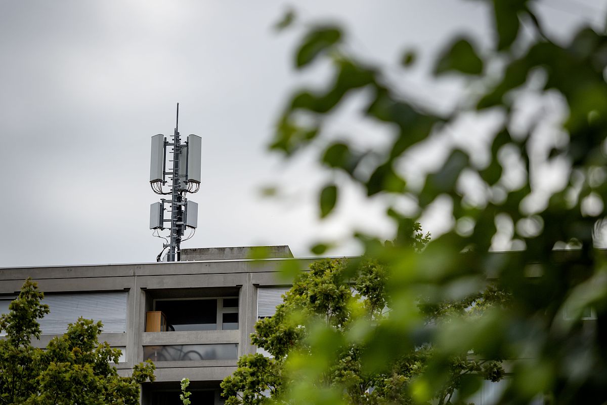 当地时间2019年9月2日,瑞士尼翁,当地的5g移动网络天线.an antenna fo