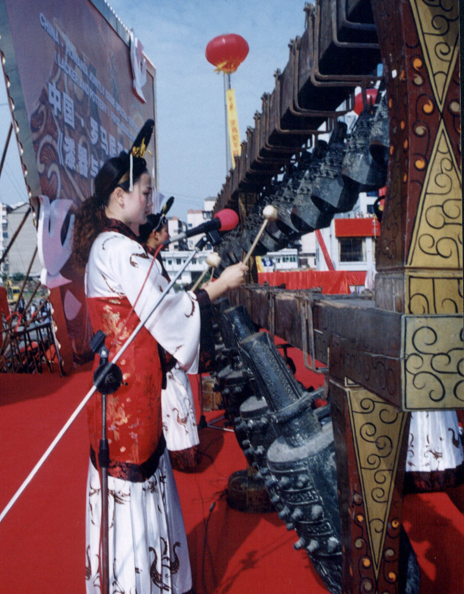 2004年9月22日上午,中国与罗马利亚联合发行的《漆器与陶器》特种邮票