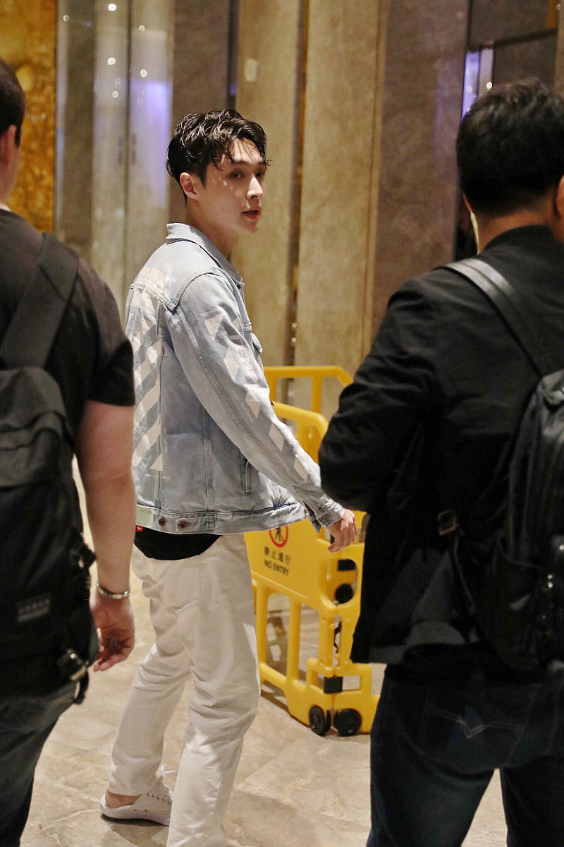 高二水平的主题为与名人相遇的小说要1500字