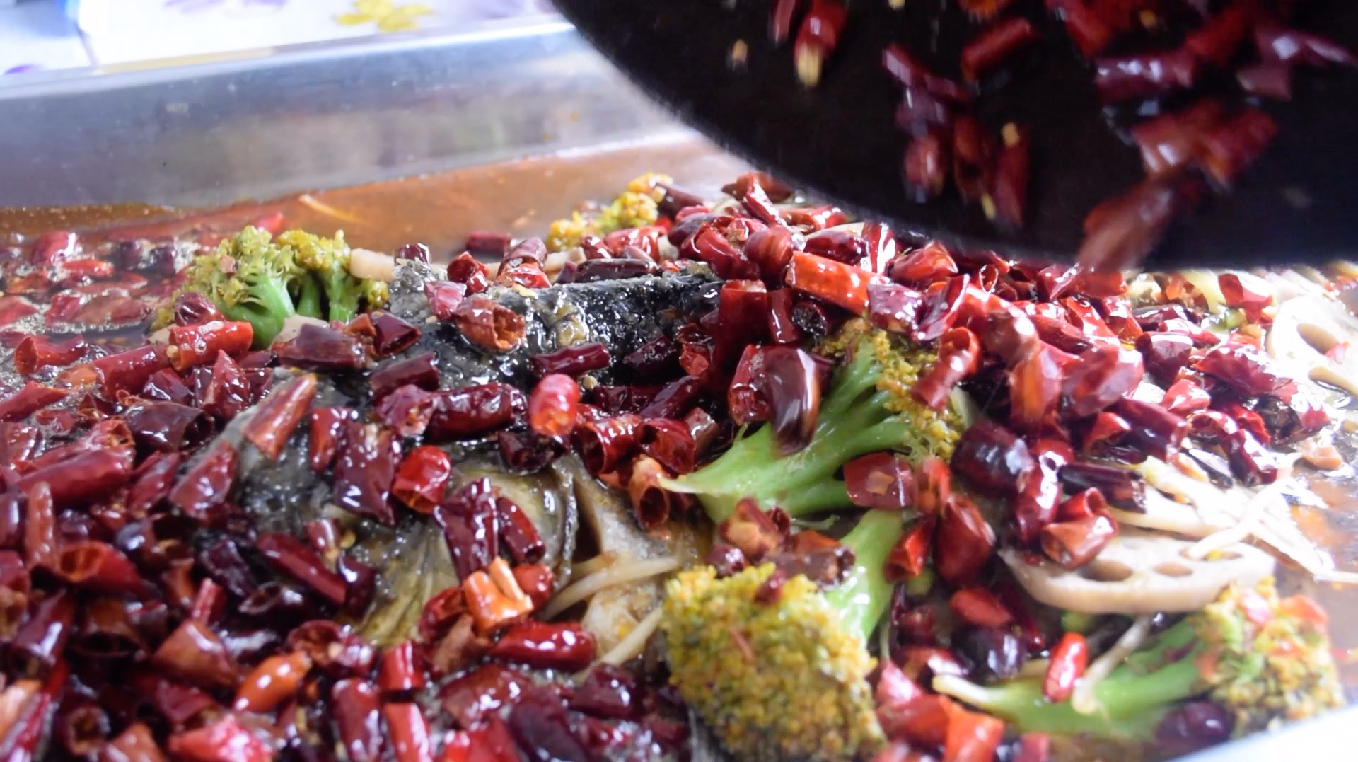 鱼这样吃才叫爽,放进锅里炸一下做成巫山烤全鱼,吃的真过瘾