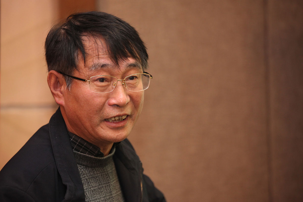 渚洪生：中国现代文学巨匠，以细腻笔触和深刻思想著称