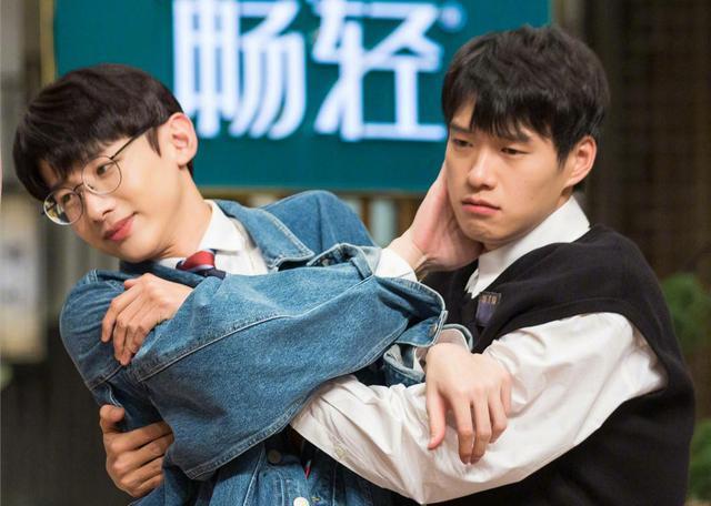 白敬亭魏大勋合照