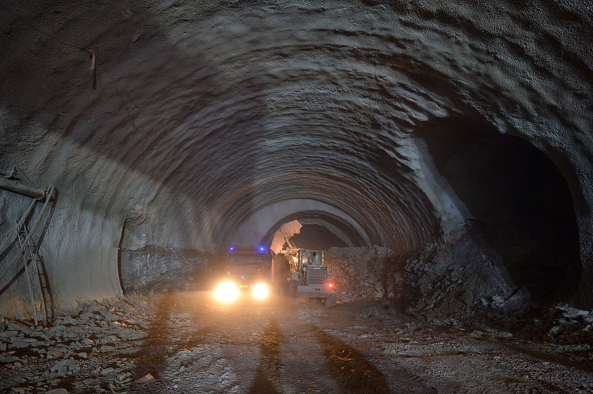 2019年6月27日,四川省成都市新机场高速龙泉山隧道,施工车辆正在隧道