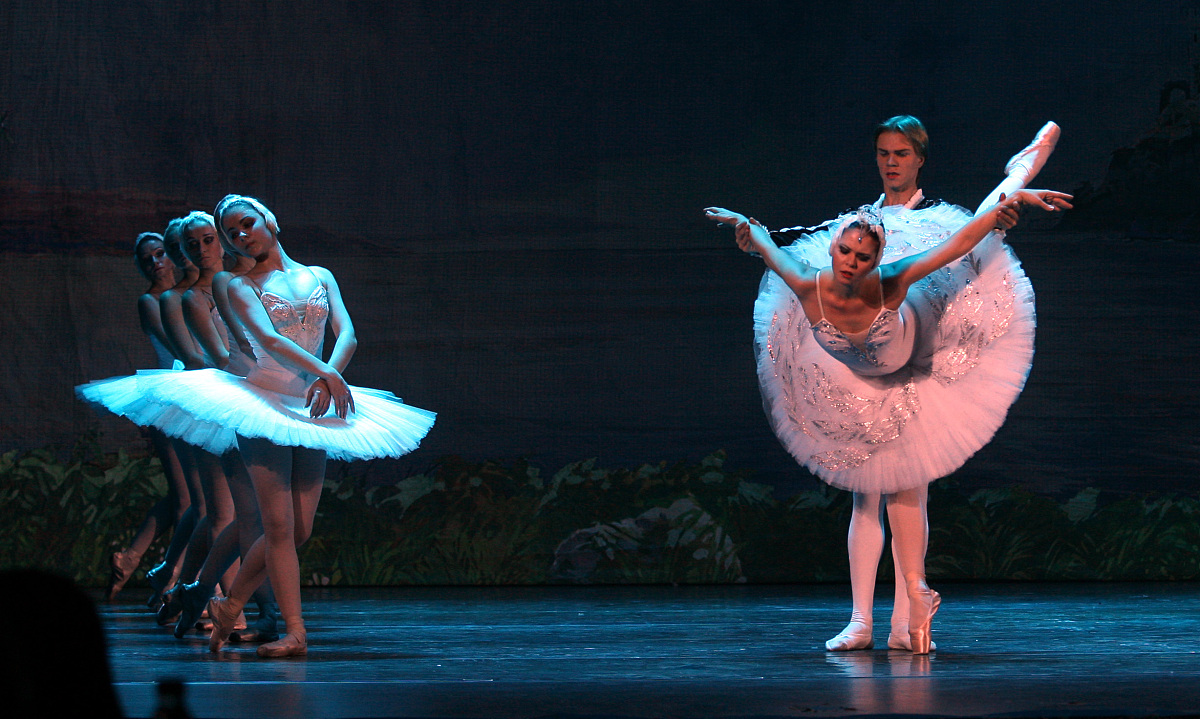 1 对舞蹈艺术的影响和地位《天鹅湖》是芭蕾舞艺术的代表作之一它的舞蹈编排、音乐和剧情都达到了极致的完美成为了芭蕾舞艺术的经典之作。它以优美的舞蹈动作和情感表达展现了芭蕾舞的高雅和精湛技艺为芭蕾舞剧的发展做出了重要的贡献。同时它也是现代舞蹈的奠基之作将传统芭蕾舞和现代舞蹈的元素融合在一起开创了一种新的舞蹈风格。除了《天鹅湖》芭蕾舞剧中的经典作品还有《胡桃夹子》、《睡美人》等它们都在舞蹈艺术领域有着深