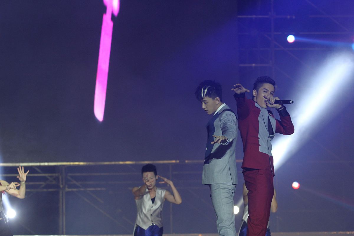 2013年10月26日,湖南宁乡,2013快乐男生赛后首场演唱会在湖南宁乡县百