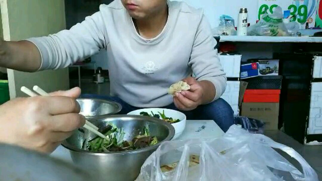 马上要复工了啦!庆祝一下,大饼卷肉吃起来