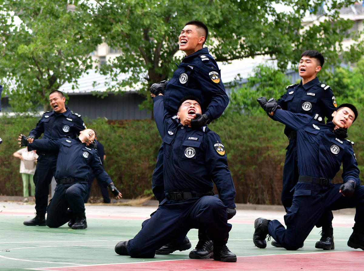 在警校的学习训练生活情况 100字