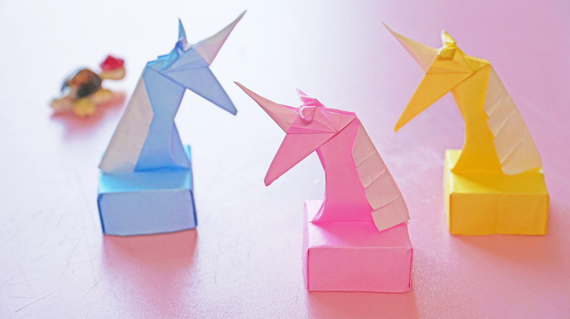 两张纸折好的独角兽头像,可以摆在书桌当装饰,满满的少女心!