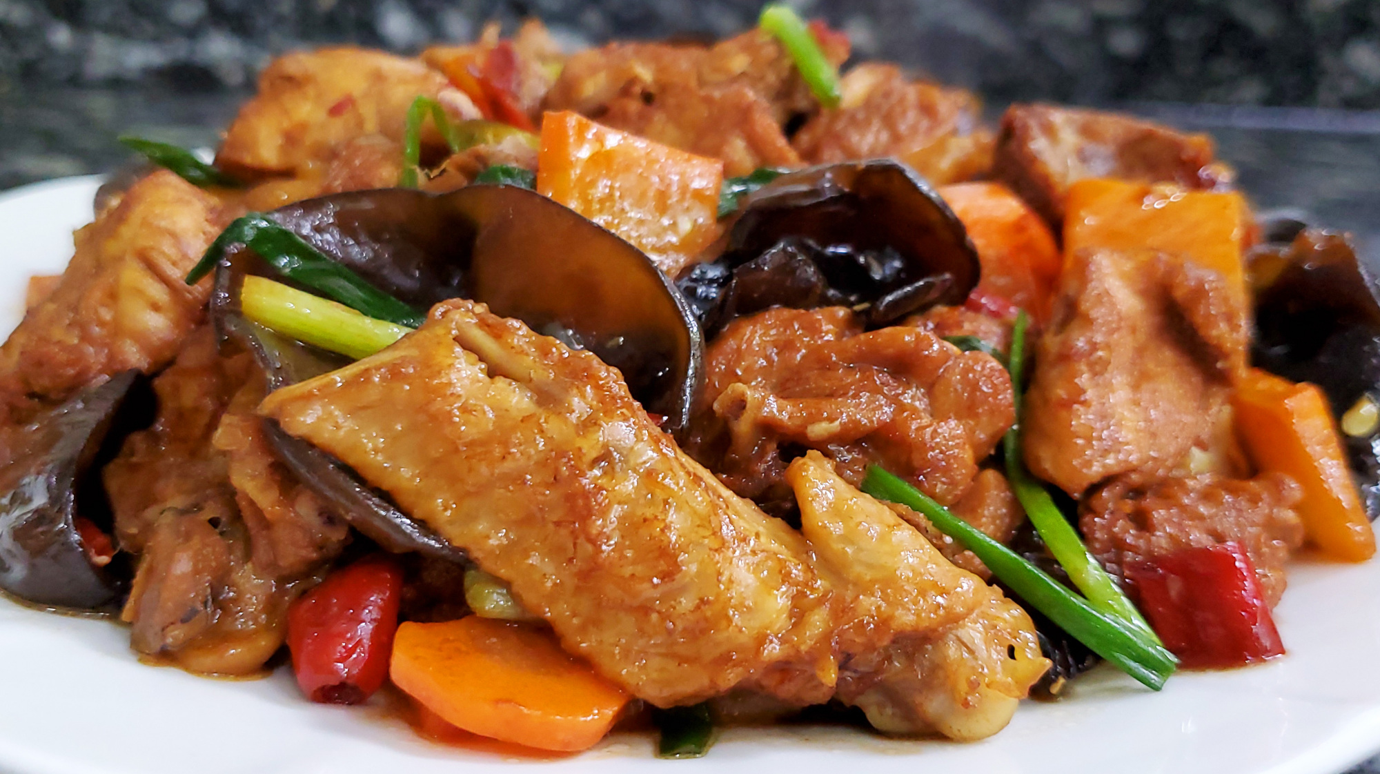 鸡肉这样做还是第一次吃,嫩滑美味,好吃得停不下来