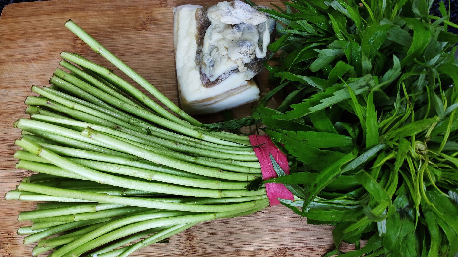 芦蒿炒咸肉的家常做法,香辣好吃又下饭