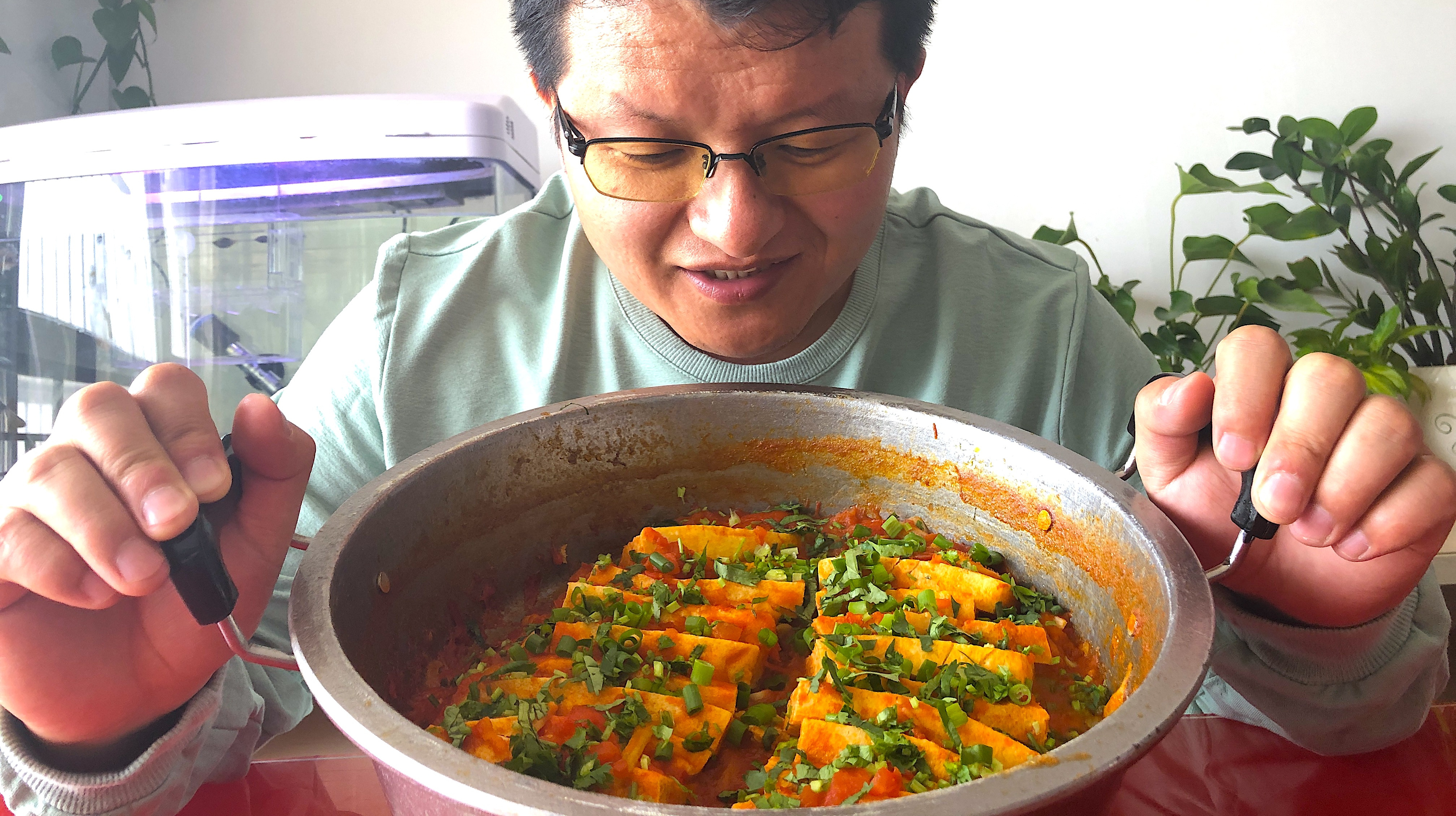 冻豆腐这种做法,简单营养又美味,小哥一人吃一锅还嫌不够吃