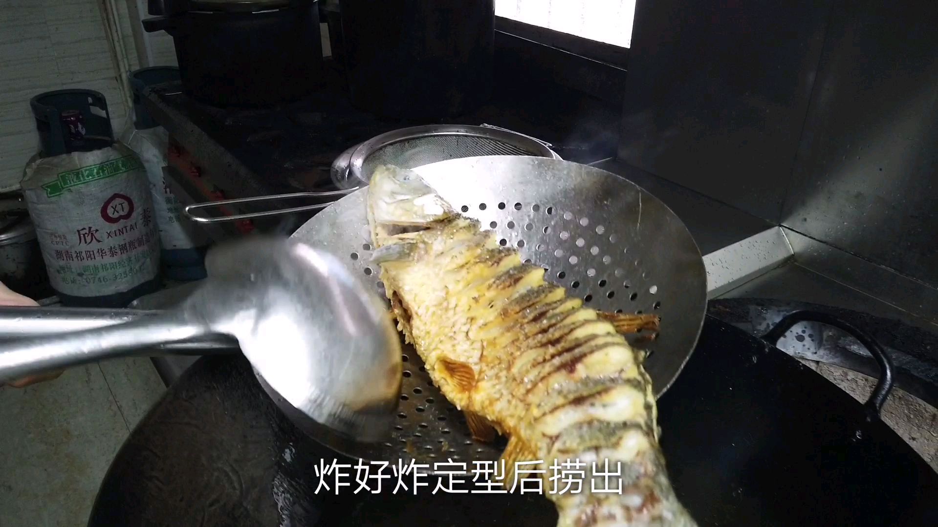 红烧草鱼有诀窍,酒店师父细心规范操作,鱼既不烂,又不粘锅