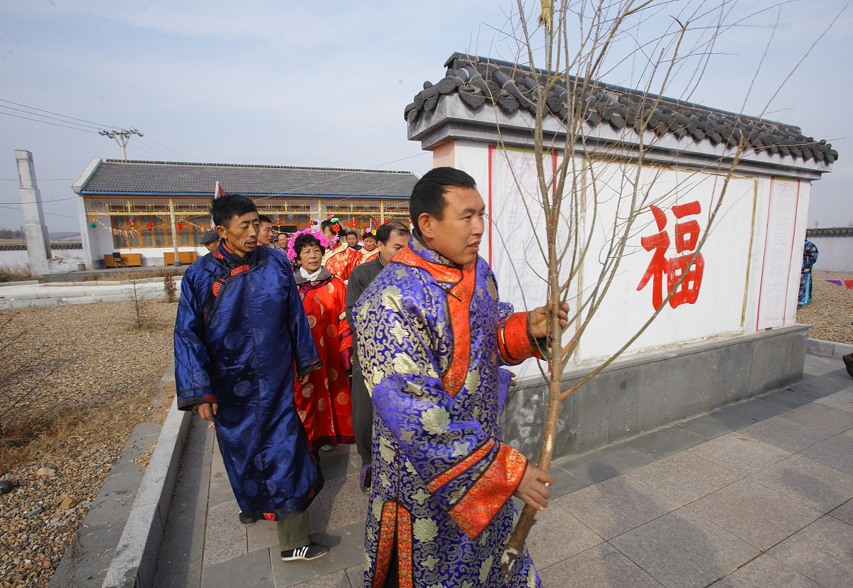 ***_***2011年11月13日,牡丹江小依兰岗村,满族祭祖,祭祖后上江里送树