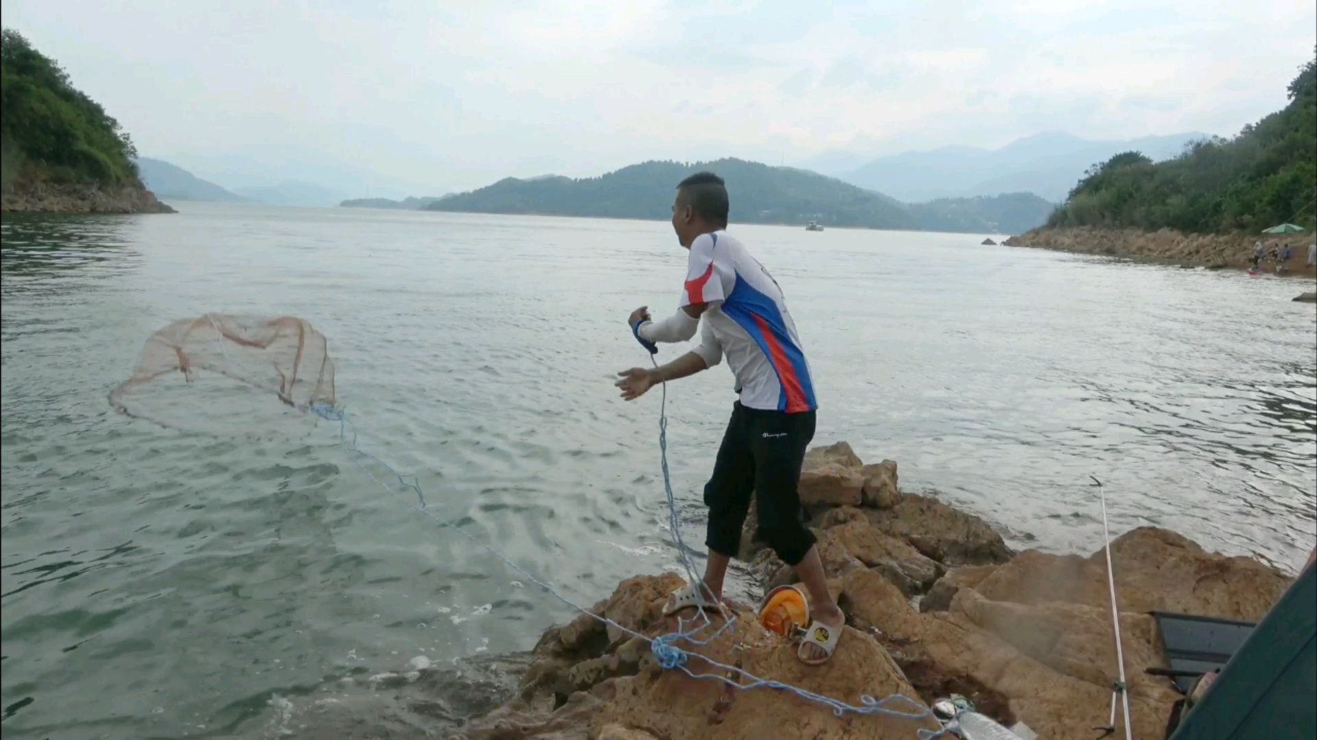 这才是真正的撒网捕鱼,看完你就知道了,我也是醉了……