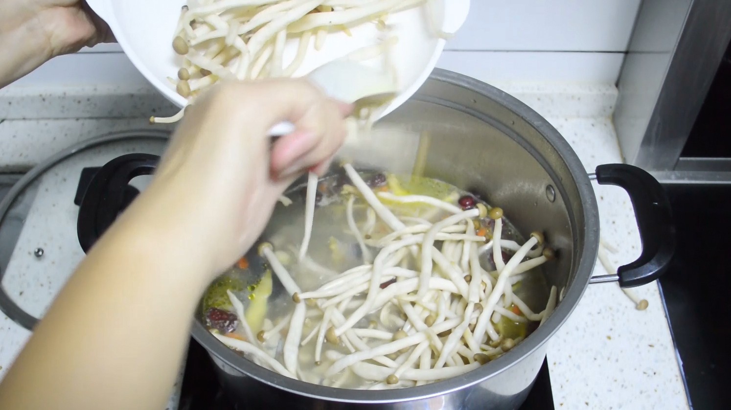 九头菌煲鸡汤,菌子一定要煲15分钟以上,味道鲜美又营养