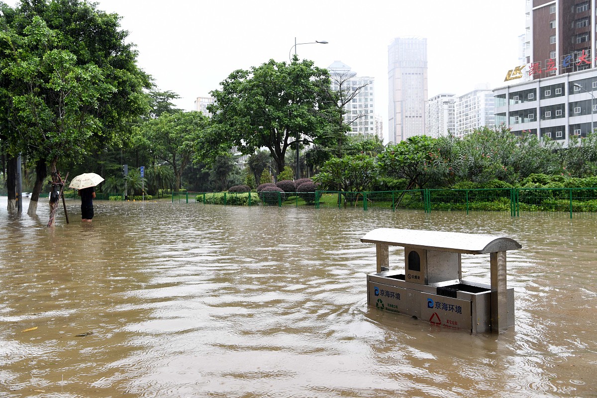 暴雨来袭！多地秒变“水城”，网友：是不是龙王在开会？