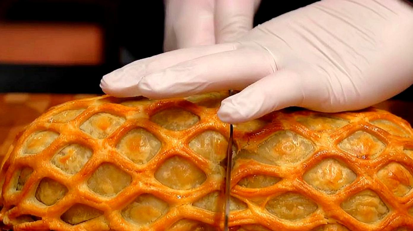 威灵顿牛排到底有多牛?大厨一刀切开后,实在太惊艳了!