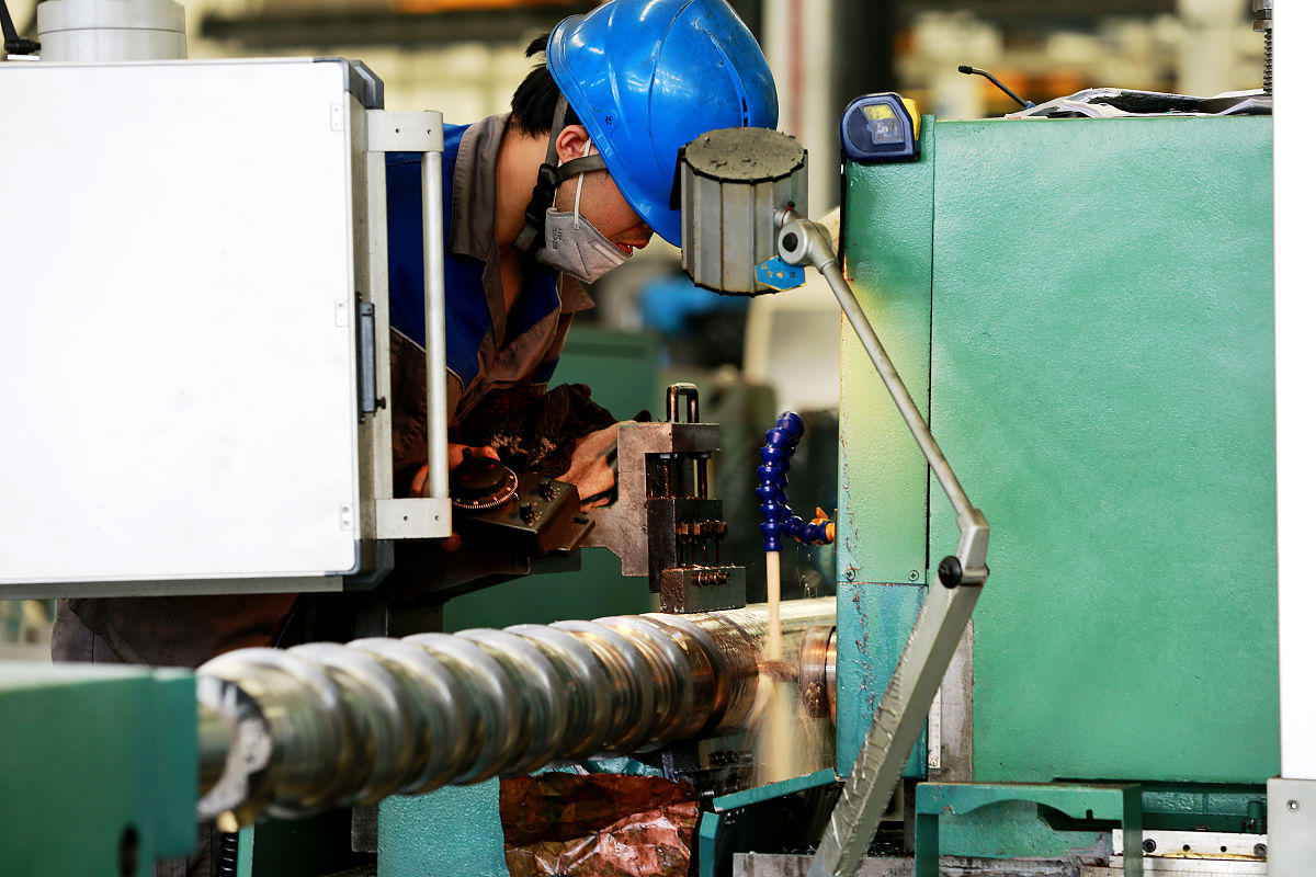 工厂工人如何正确操作倒角机 400字