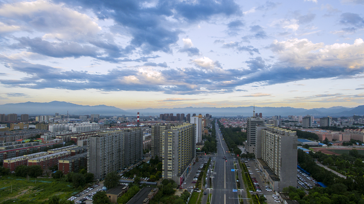 ***_***2017年8月8日,立秋后天高云淡,航拍北京景色,图为昌平南环路