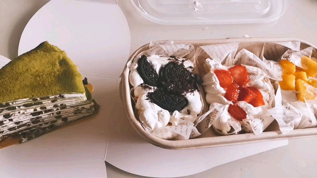 抹茶红豆千层和水果蛋糕盒子