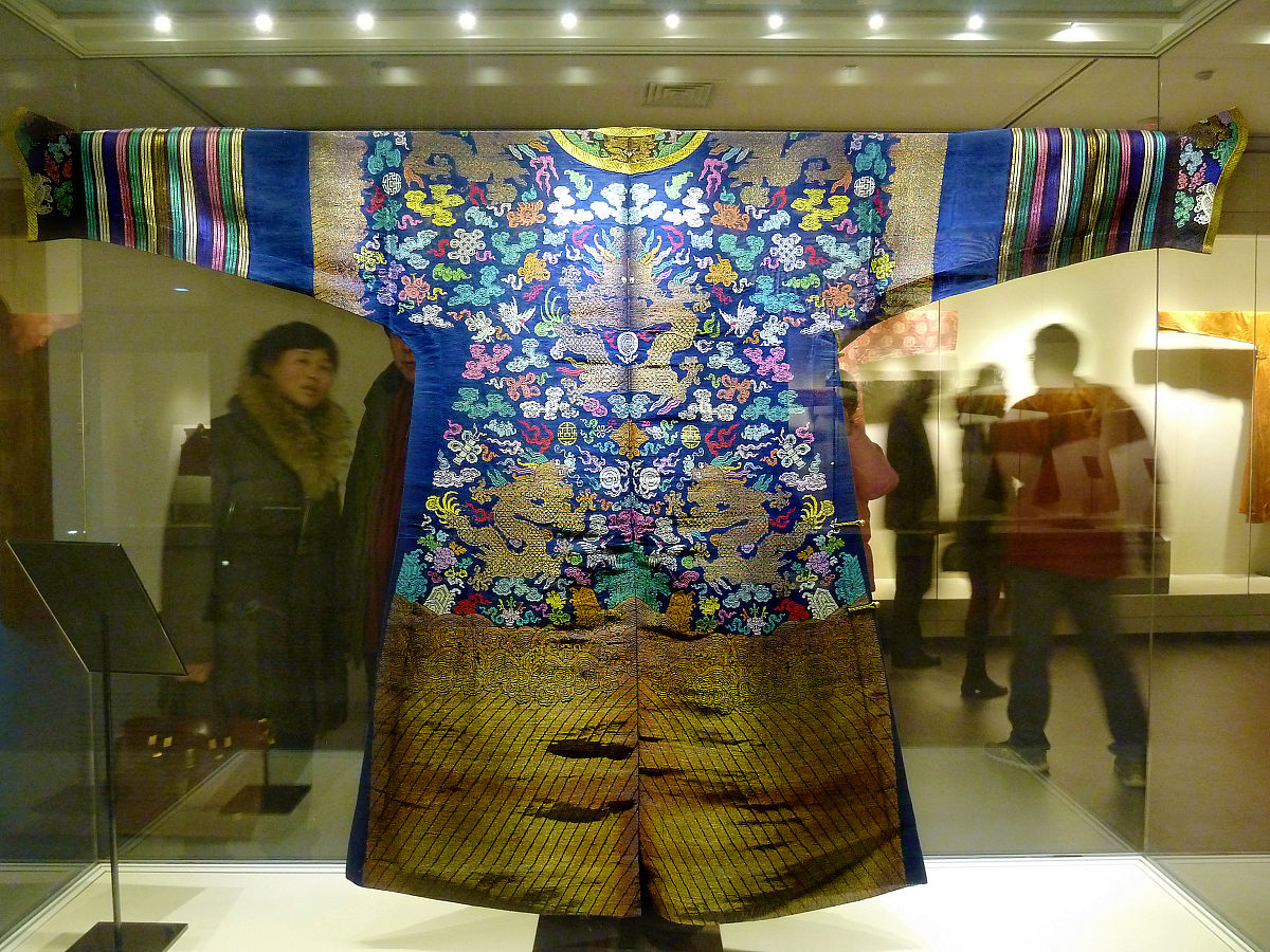 曹雪芹《红楼梦》服饰研究：从细节展现时代风貌