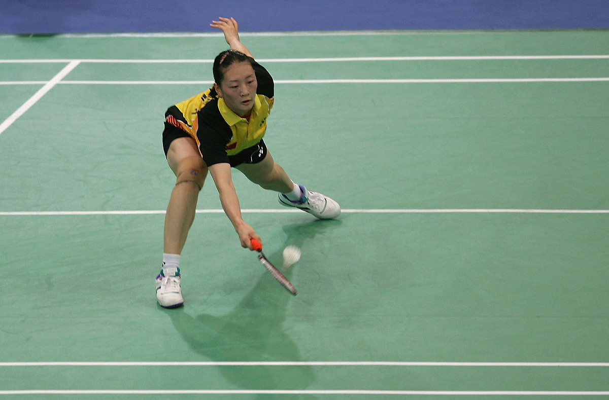 判断题：1 体育是通过身体运动的方式进行的它要求人体直接或间接参加活动。对 错 2 要增强自己的体能必须经常的进行体育锻炼。对 错 3 发球时在发出的球触及有效发球区的地面前发球员的球拍脱手而出并碰撞在球网上应判失误。对 错 4 比赛在抢七中第一和第二个球由A发第三第四个球由B发如此循环。对 错 5 双打比赛中接球方的两名运动员可以站在场地的同一侧。对 错 6 日常生活中正确的走路姿势