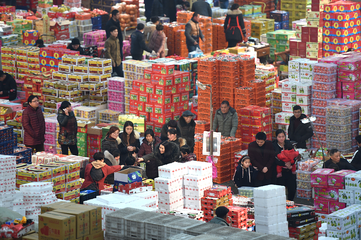 ***_***2018年2月10日,浙江义乌果品消费市场,前来购买水果的市民络绎