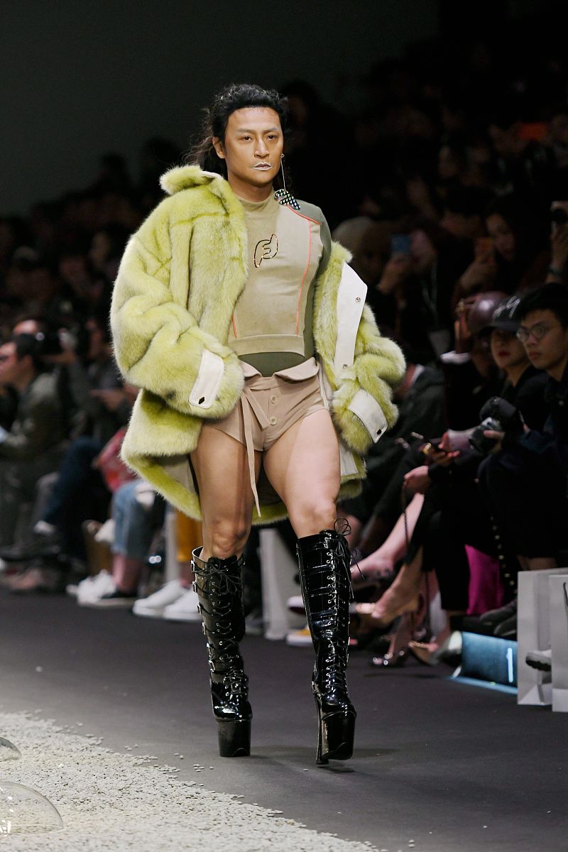 2019年4月2日,上海,2019上海秋冬时装周,<strong>明星</strong>亮相 f/ffffff 品牌秀场.