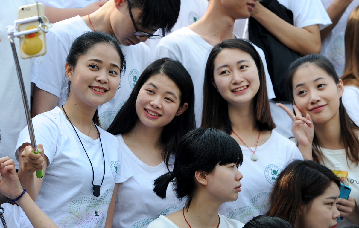 2016年6月6日,湖北省武汉市,华中师范大学2016届4500名毕业生与学校老