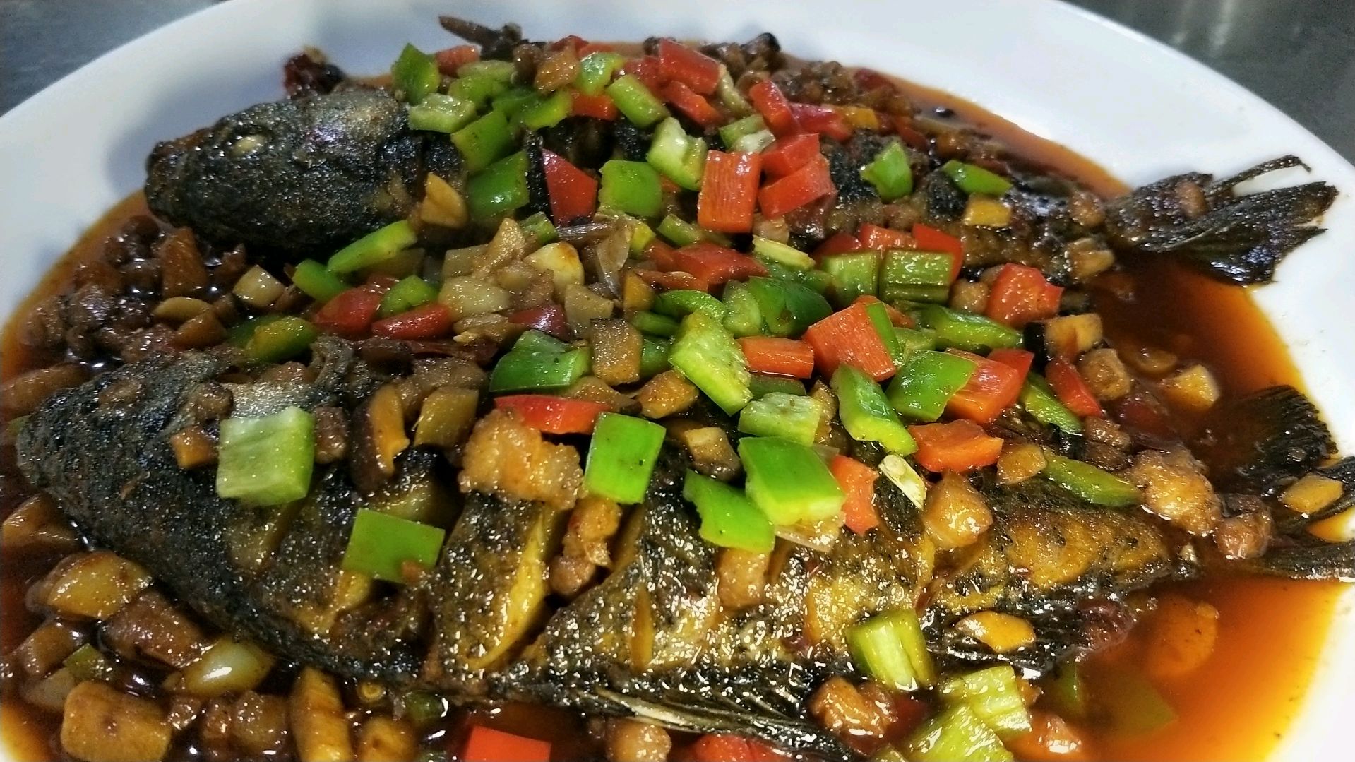 干烧鲫鱼鱼鲜味美,厨师不加一滴水却加入它焖煮,看厨师如何操作