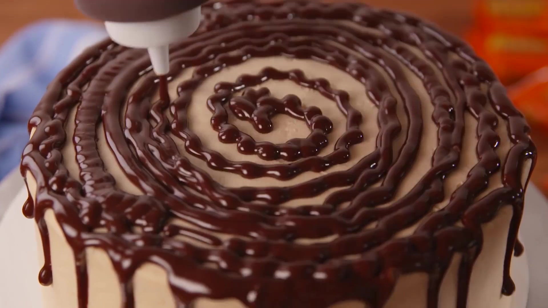 巧克力淋面蛋糕,装饰的巧克力看着太有食欲了!