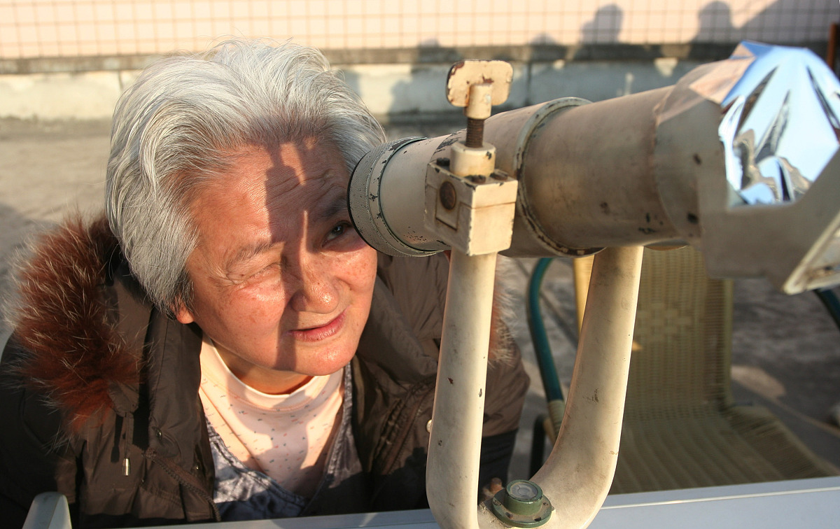 ***_***2010年1月15日,市民利用观测目镜在福州市青少年活动中心观测