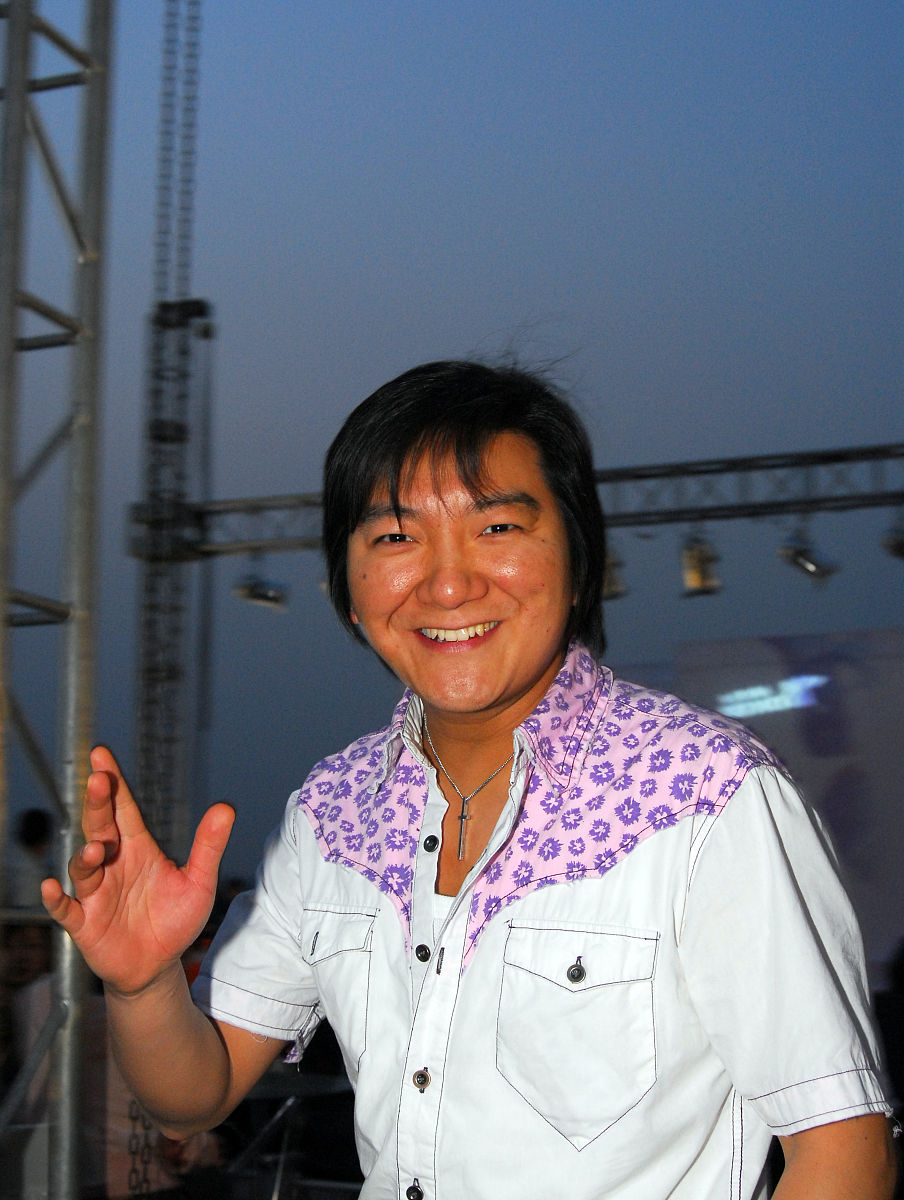 2006年5月13日,美女博客大赛在北京举办颁奖仪式,杨臣刚作为颁奖嘉宾