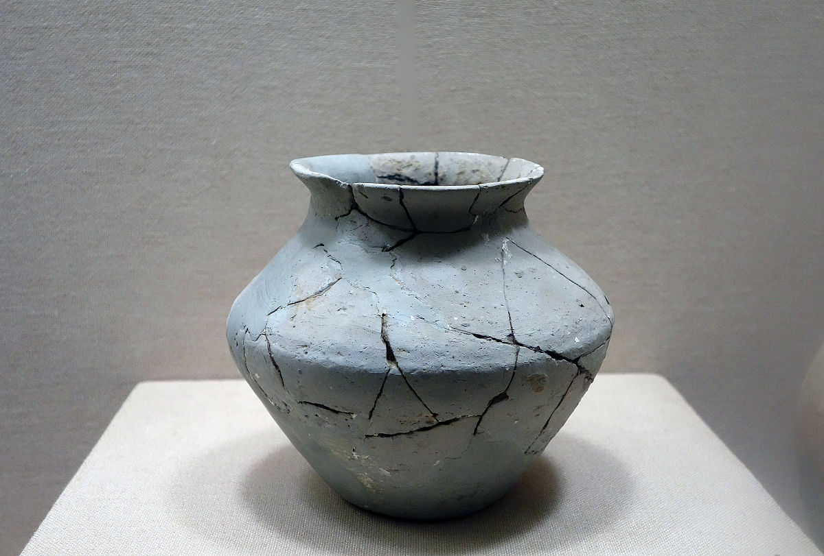 2015年10月13日,灰陶折肩罐,东周,黄陂区鲁台山出土,武汉博物馆文物.