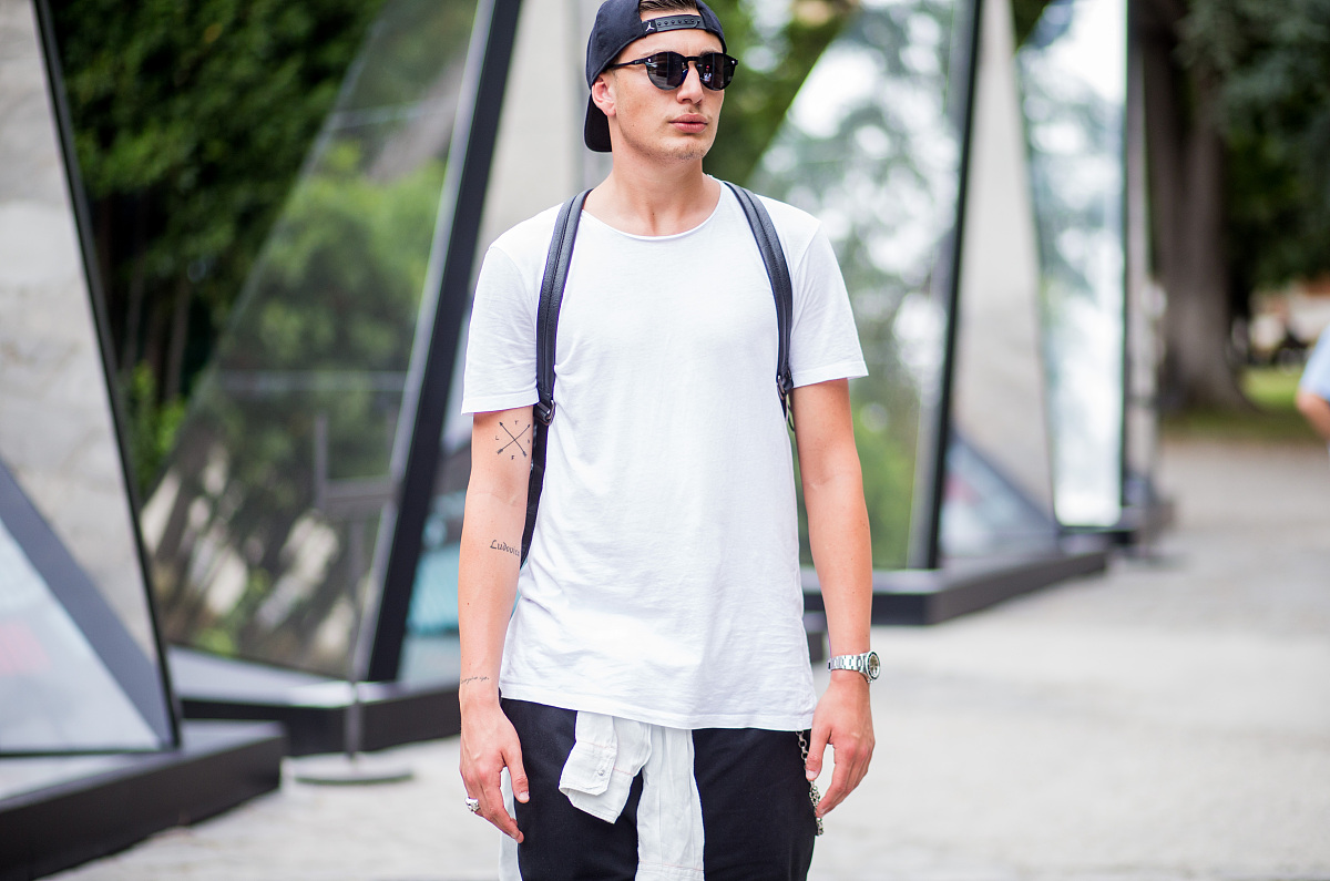 用以下内容作为主题编写一家男装品牌的夏季新品穿搭推荐包含标题风格是潮流时尚查重不能太高不少于三百字：每个人都拥有一件艺术品 那就是独一无二的自己 读好每本书也要穿好每件衣 用心打磨自己 你精致了世界才帅气。 「衣服不会说话」 但却能告诉别人你过得怎么样 请及时更新自己匹配美好