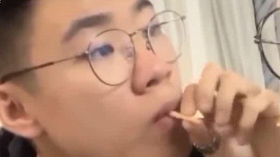 小伙吃巧克力棒,孤单到对镜自吻,有些零食一个人不能随便乱吃啊