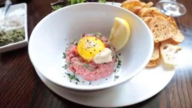 我们用作饺子馅的生牛肉,这家店直接生吃,鞑靼牛肉了解一下