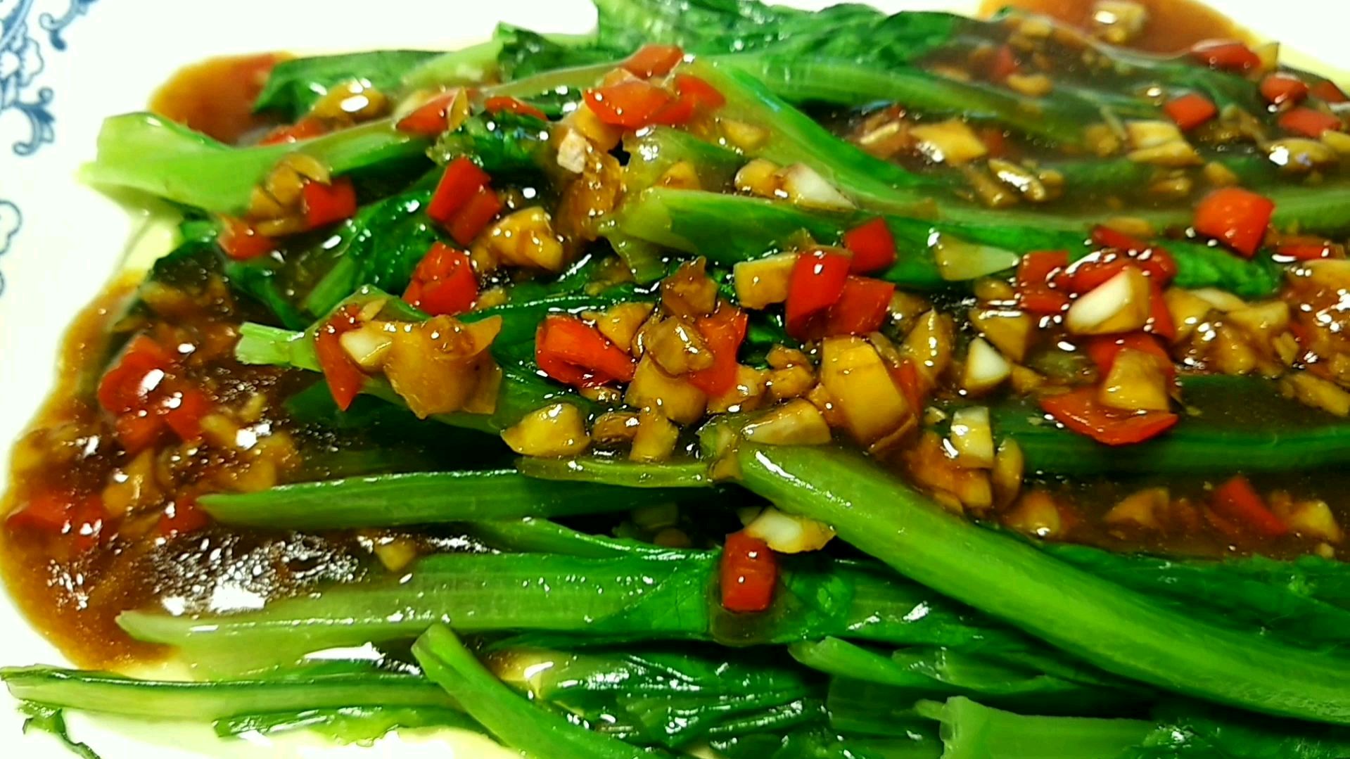 饭店炒的油麦菜为啥鲜嫩翠绿不变色,大厨教你详细做法,一看就会