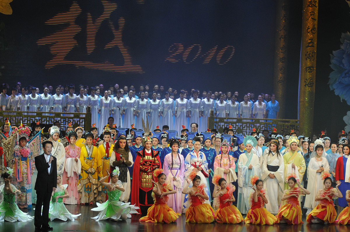 20条简短的微博体评论：江南灵秀出莺唱啼笑喜怒成隽永。越剧浙江的一张文化金名片。越剧里的一些特有的表演又与体育元素有异曲同工之妙。杭州亚运会开幕在即潮新闻全网推出《越·亚运》系列融媒体产品结合越剧元素用戏曲扮相呈现亚运体育竞技项目体现浙江深厚文化底蕴同时又彰显全民健身的时代新活力。柔美的越剧姿态如何诠释运动风尚？我们用《越·亚运》专题片给出答案。在此也祝愿来自亚洲各地的参赛选手们：越·快、越·美、