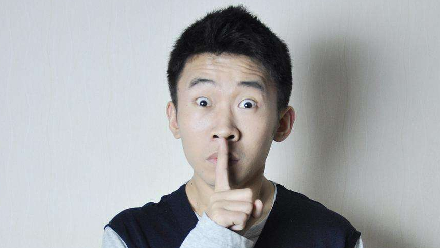 #每日娱乐快讯# 【杨迪穿鸡爪袜太好笑,果然是长在网友笑点上的宝藏组合】 杨迪妈妈和杨迪的