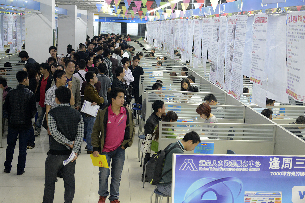 四川仪表工业学校举办大型招聘会，助力学生就业