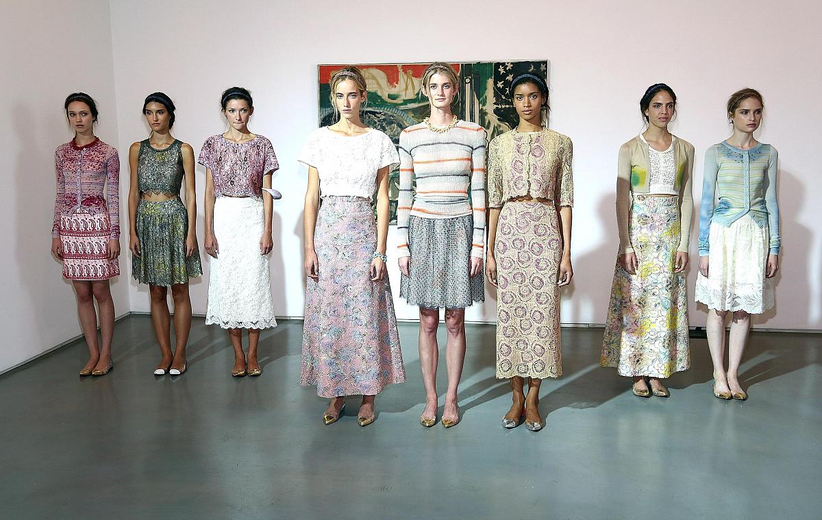 翻译TheChinoiserieclothing in Western fashion is a mirror image of Chinese clothingThe analysis of the design methods ofChinoiserieclothing in Western fashion not only has historical research v