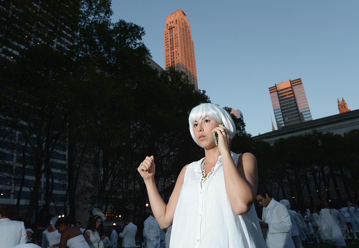 当地时间2013年9月18日,美国纽约,数千名用餐者从头到脚打扮成白色,齐