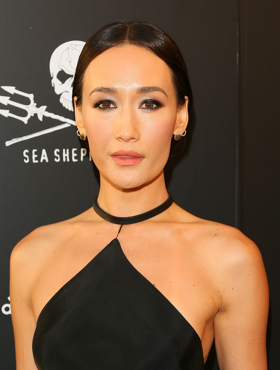 maggie q梳麻花辫,身穿黑色挂脖露背鱼尾礼服.beverly hills, ca - ju
