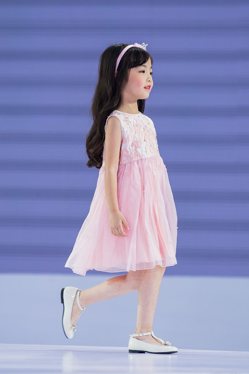 帮我撰写一篇充满了芬芳花香的夏日美文以描述童装服饰细节为主题。服装类型：气质感泡泡袖收腰白色连衣裙梦幻白色网纱叠层堆搭公主连衣裙仙气感飘逸白色网纱连衣裙