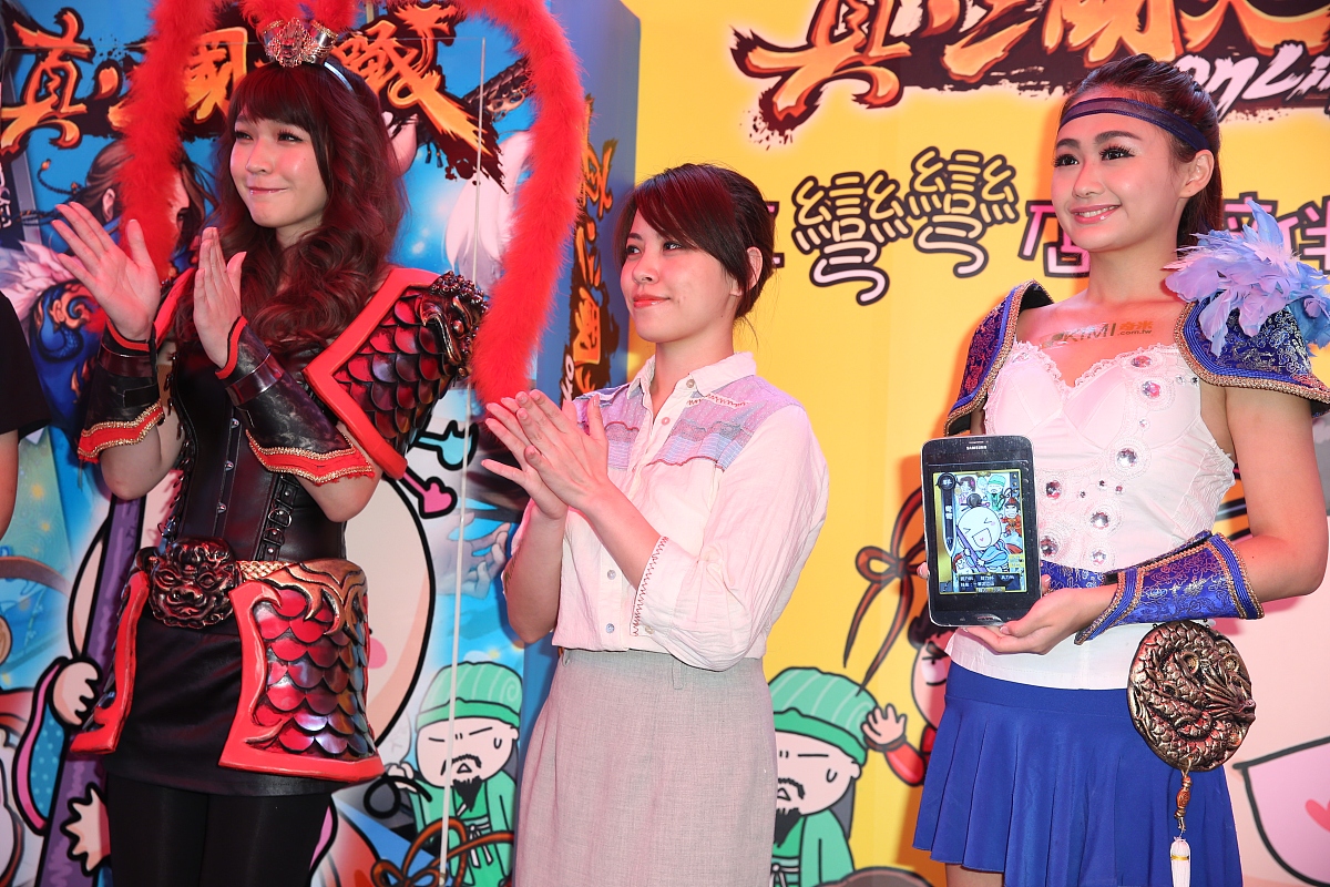 2014年6月4日,台北,新婚19天的知名插画家弯弯爆婚外情后,出席一场游