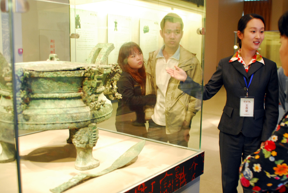 博物馆惊魂夜：女子协助看护员报警，沈木昆讲述奇闻异事