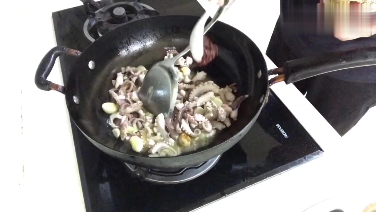 大厨教你爆炒鱿鱼的做法,香辣爽口太好吃了,全家人都爱吃